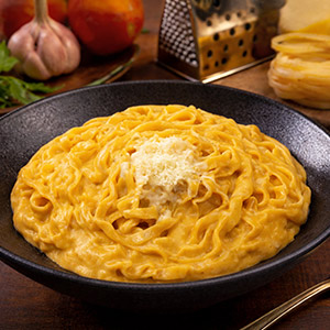 Üç peynirli soslu fettuccine